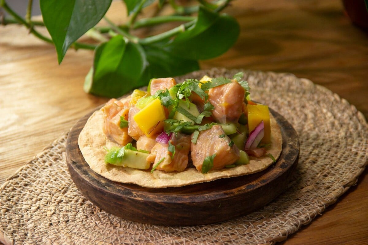 tostadas de salmón con mango y aguacate.