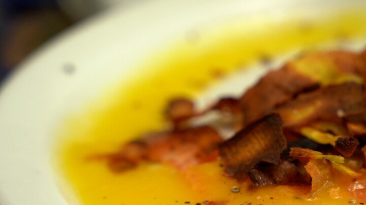 Carpaccio de salmón con salsa de mango y batata frita