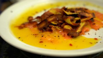 Carpaccio de salmón con salsa de mango y batata frita