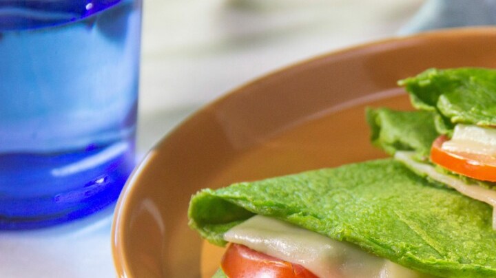 Crepas de espinacas con tomate y queso