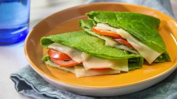 Crepas de espinacas con tomate y queso