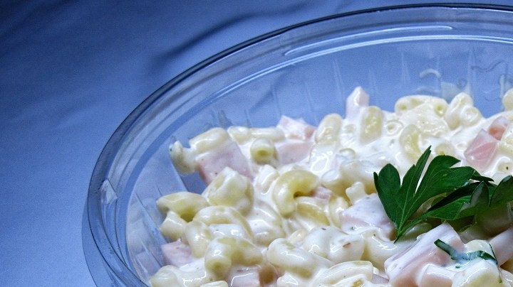 Ensalada de coditos con pollo y jamón