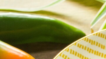 Chiles jalapeños con queso crema envueltos en tocino