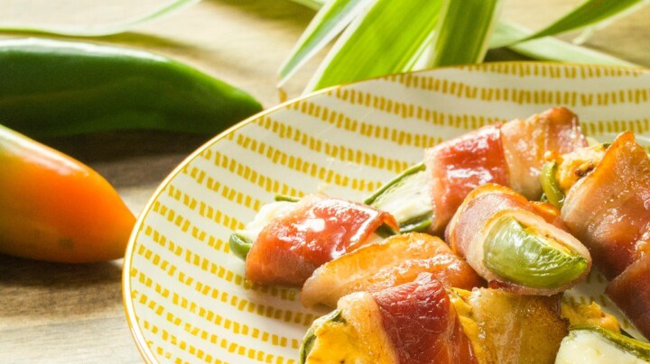 Chiles jalapeños con queso crema envueltos en tocino