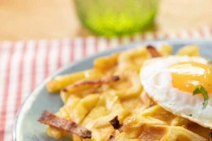 papas en wafflera con tocino