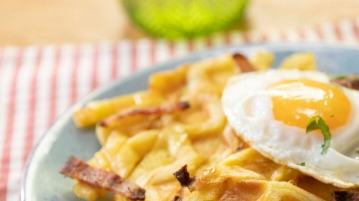 papas en wafflera con tocino