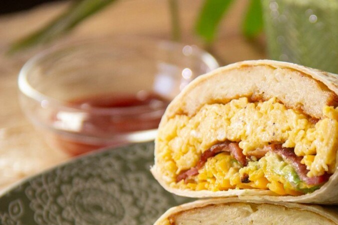 burrito de huevo, hash brown y tocino