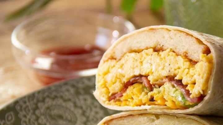 burrito de huevo, hash brown y tocino