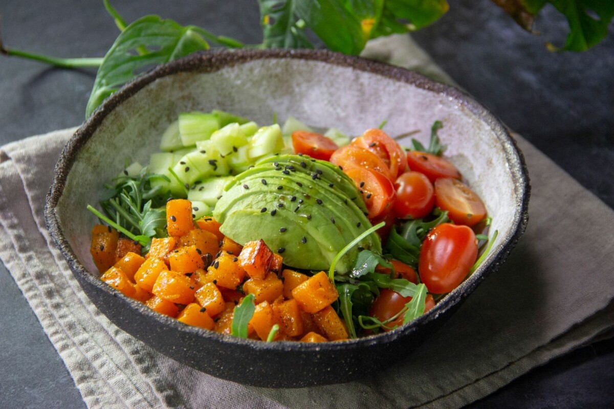 ensalada de calabaza con aguacate, tomate y pepino