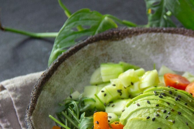ensalada de calabaza con aguacate, tomate y pepino