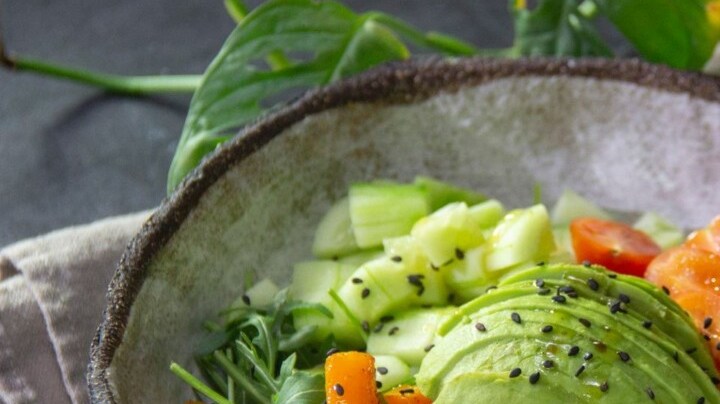 ensalada de calabaza con aguacate, tomate y pepino