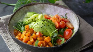 ensalada de calabaza con aguacate, tomate y pepino