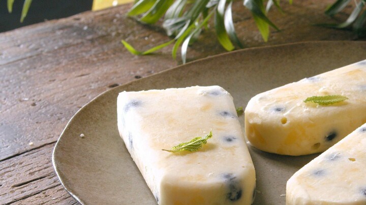 helado de mango y arándanos