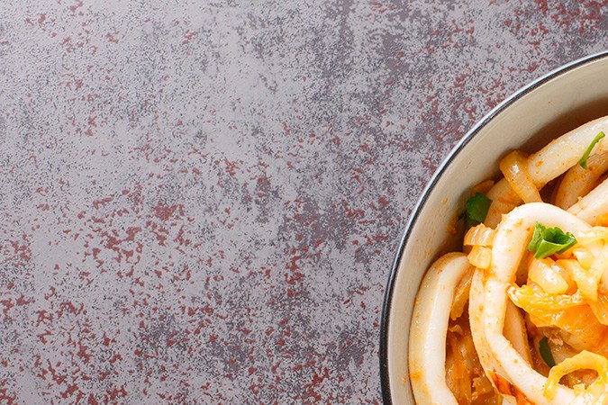 plato de calamares salteados con cebolla