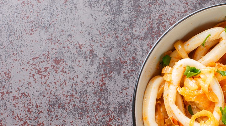 plato de calamares salteados con cebolla