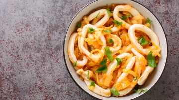 plato de calamares salteados con cebolla