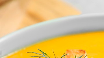 plato de crema de calabaza y jengibre