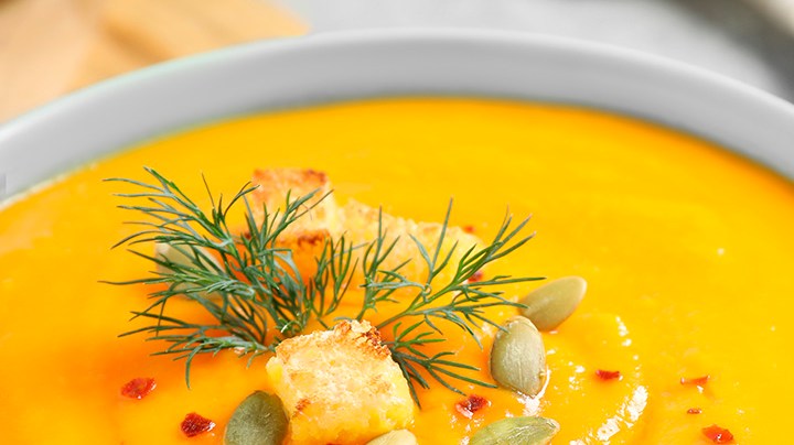 plato de crema de calabaza y jengibre