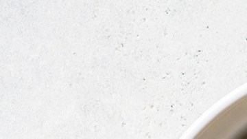 deliciosa ensalada de papas con guisantes y rúcula