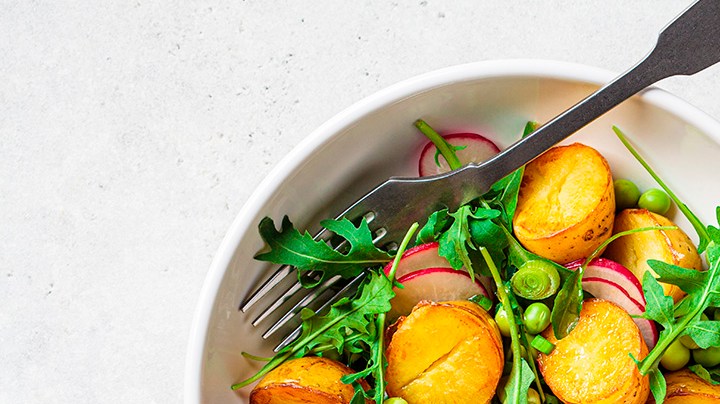 deliciosa ensalada de papas con guisantes y rúcula