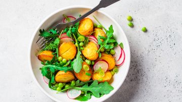 deliciosa ensalada de papas con guisantes y rúcula