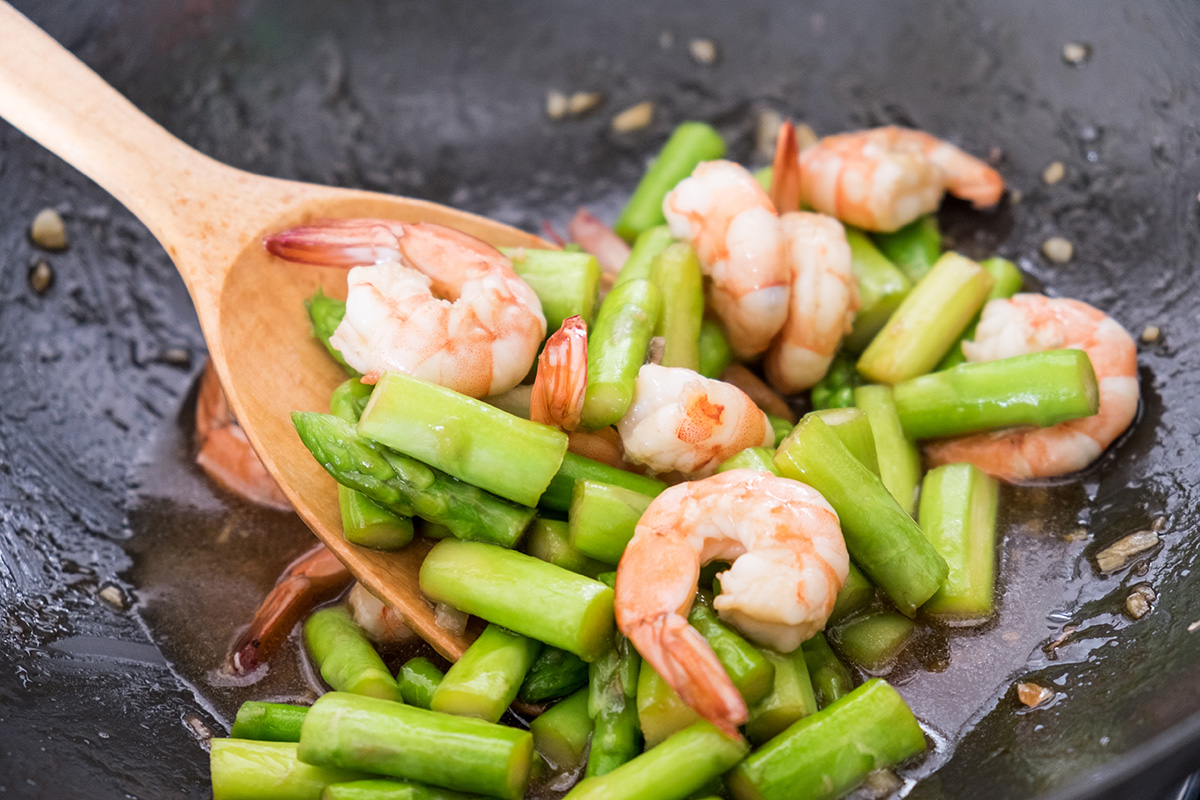 gambas con espárragos