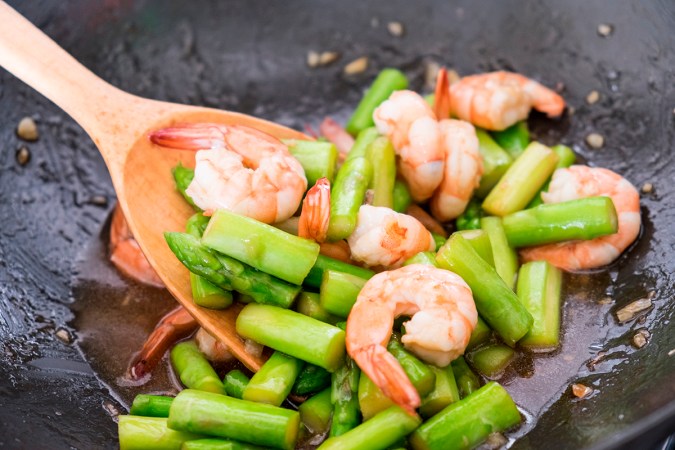 Gambas con espárragos