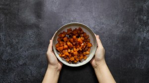 ensalada de calabaza con aguacate, tomate y pepino