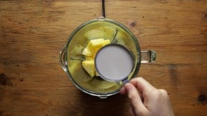 malteada de piña con helado de vainilla