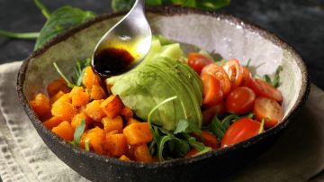 ensalada de calabaza con aguacate, tomate y pepino