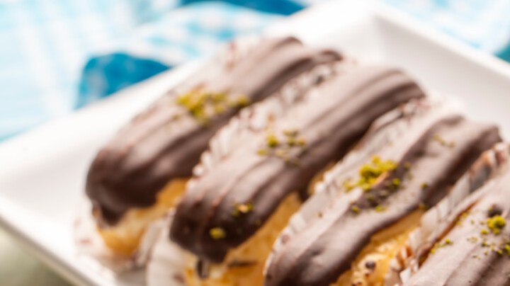 eclair de crema y chocolate.