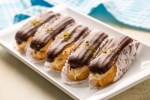 eclair de crema y chocolate.