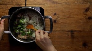 sopa de fideo con costillas de puerco