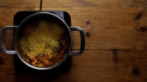 sopa de fideo con costillas de puerco