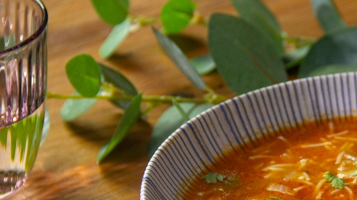 sopa de fideo con costillas de puerco