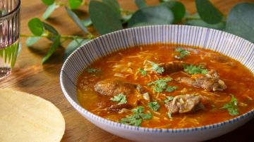 sopa de fideo con costillas de puerco