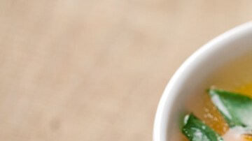 sopa de muslos de pollo