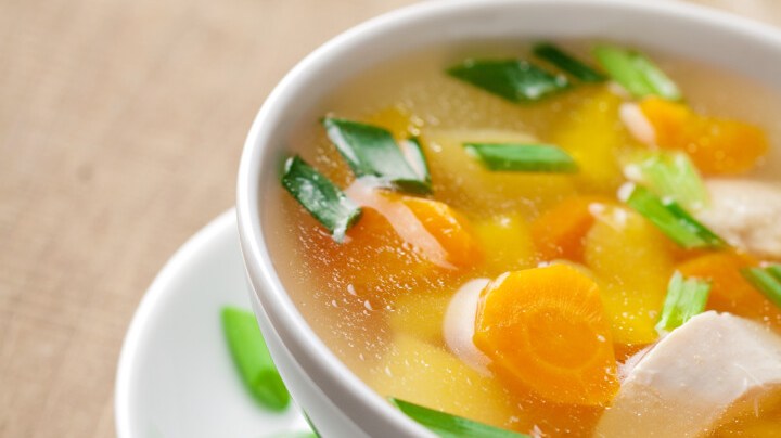 sopa de muslos de pollo