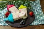 paletas de yogurt con frutas y avena
