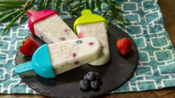 paletas de yogurt con frutas y avena