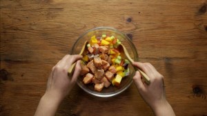 tostadas de salmón con mango y aguacate.