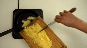 Carpaccio de salmón con salsa de mango y batata frita