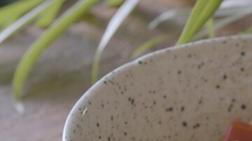 ensalada de pollo al ajillo con membrillo