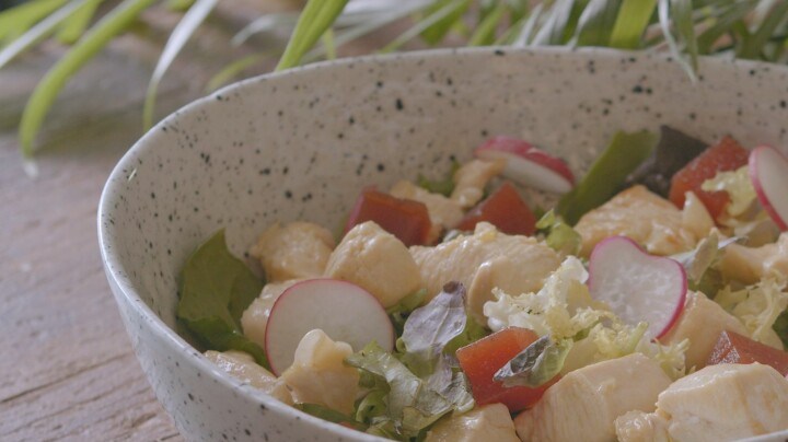 ensalada de pollo al ajillo con membrillo