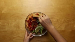 Ensalada de camarones, aguacate y lechuga