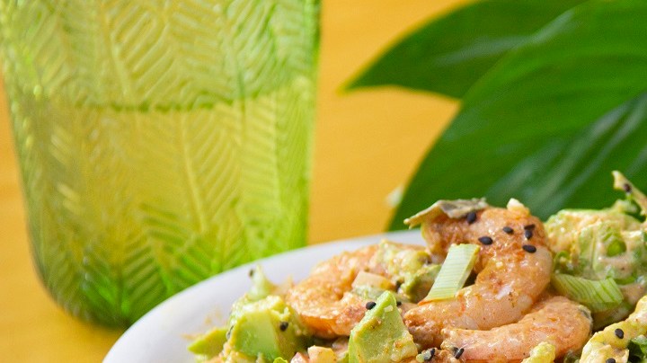 Ensalada de camarones, aguacate y lechuga