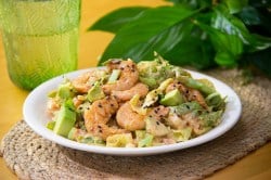 Ensalada de camarones, aguacate y lechuga