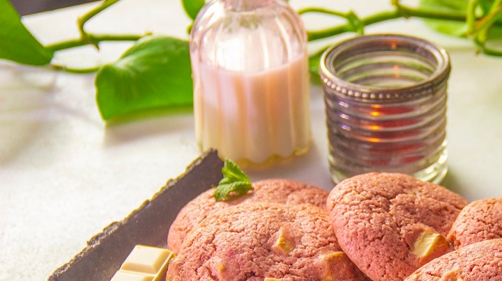 Galletas red velvet con chocolate blanco