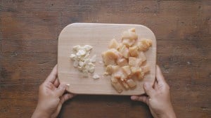 ensalada de pollo al ajillo con membrillo