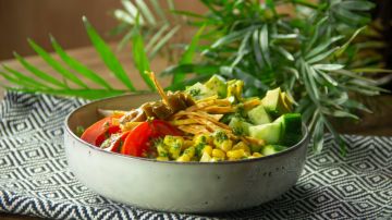 ensalada bowl con pollo a la plancha